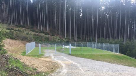 Das Bild zeigt den Standort eines neuen Flachbrunnens im Wald in Kettershausen. Der Probebetrieb für die insgesamt zwei neu gebohrten Brunnen ist inzwischen beantragt.