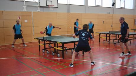 Die Großaitinger Tischtennisherren der zweiten Mannschaft (in dunkelblauen Trikots) scheiterten nur knapp am Aufstieg gegen den SC Blau-Weiß Ettringen.