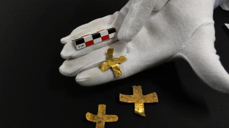 Diese drei Goldblattkreuze zählten zu den spektakulärsten Funden im Nordendorfer Reitergrab. 