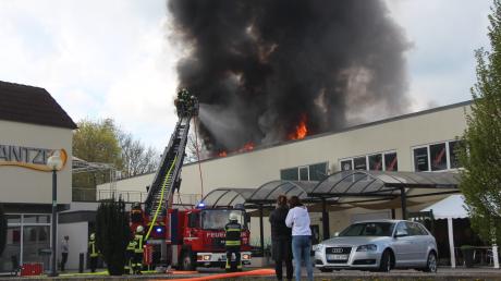 Die PV-Anlage auf dem Dach des Gebäudekomplexes in der Industriestraße brannte am 26. April.  Die Rauchsäule war in ganz Wertingen zu sehen.