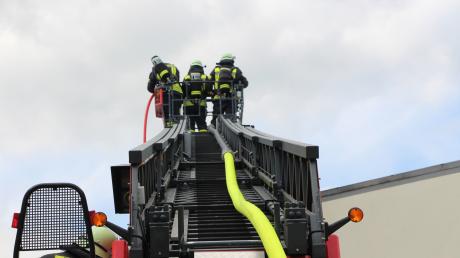 Eine Drehleiter kann bei einem Brand den Erfolg eines Einsatzes ausmachen - hier etwa beim Feuer auf dem Dach der Vaijana-Lounge am vergangenen Mittwoch in Wertingen. 