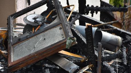 Ein großer Haufen mit Brandschutt lag nach dem Feuer auf dem Gründstück im Holzheimer Ortsteil Stadel. 