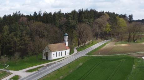 Die Kapelle St. Jodok liegt zwischen Igenhausen und Haunswies idyllisch am Waldrand. Ausflügler legen hier gerne eine Rast ein.