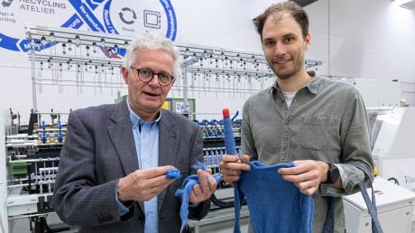 Stefan Schlichter (Technische Hochschule Augsburg, links) und Amon Krichel (Projektingenieur ITA Augsburg) beschäftigen sich mit dem Recycling von Textilien.