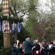 Mit zünftiger Blasmusik wird in Walkertshofen wieder der Maibaum begrüßt.  