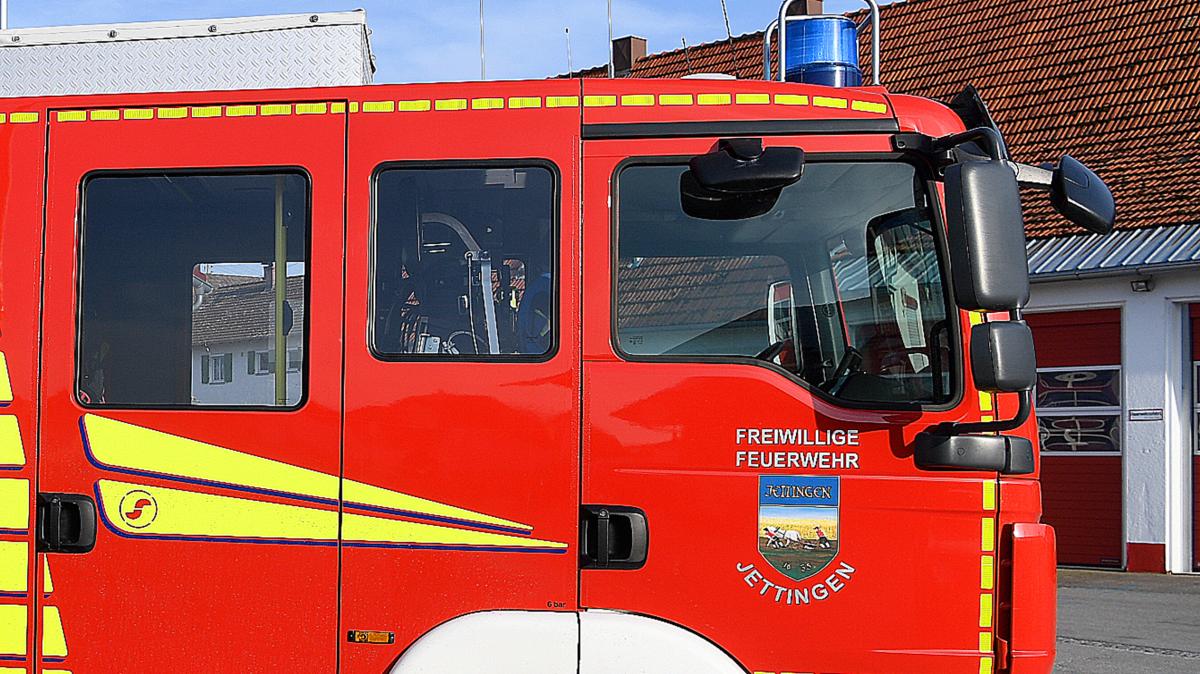 Jettingen-Scheppach: Feuerwehr löscht in Scheppach brennenden  Papiercontainer