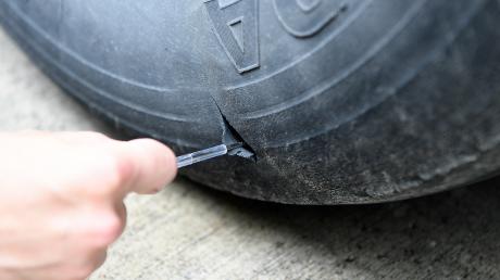 An einem Sattelauflieger, der bei Illerberg stand, sind alle Reifen mutwillig beschädigt worden. Die Polizei ermittelt.  