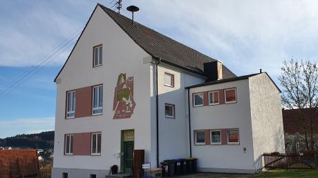 Mehrere Jahrzehnte diente die ehemalige Schule in Ebershausen als Domizil für den Kindergarten „St. Martin“. In unmittelbarer Nachbarschaft wird demnächst mit dem Bau eines neuen Kindergartens begonnen.