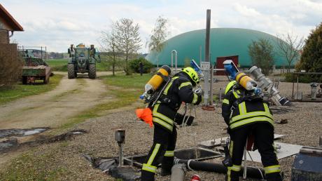 Zahlreiche Feuerwehrleute waren am Donnerstag auf dem Gelände einer Biogasanlage bei Kettershausen im Einsatz. 