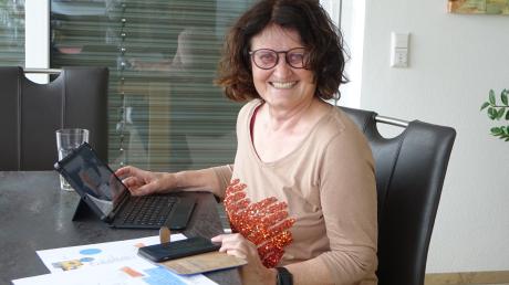 Angelika Böck telefoniert, sitzt an ihrem Laptop und pflegt Verbindungen, um anderen zu helfen. Sie wurde unlängst mit der Silbernen Bürgermedaille der Stadt Vöhringen ausgezeichnet. 