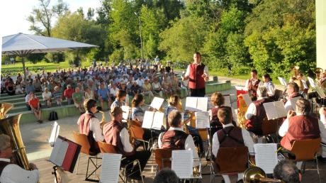 Die Serenadenkonzerte im Stadtpark sind eine beliebte Sommerbeschäftigung beim Sendener Publikum. 