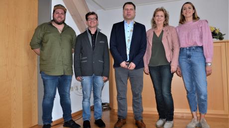 Wechsel im Gemeinderat Bellenberg: (von links) Thorben Hanke kommt für Harald Daiber, Bürgermeister Oliver Schönfeld sowie Ruth Keller, die von Romy Hoffmann-Henze ersetzt wird.