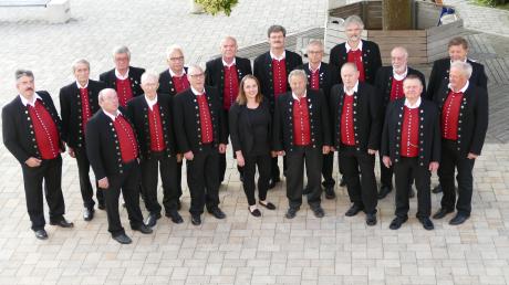 Nina Habersaat (vorne Mitte) war von 2014 bis 2019 die erste Frau, die den Taktstock beim Männergesangverein Deiningen führte. Das Ensemble feiert ein schräges Jubiläum.