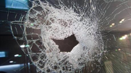 In Illerberg haben unbekannte Täter eine Fensterscheibe zerstört.