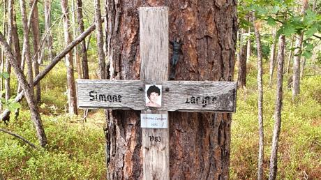Simone Langer Mord Kreuz Fundort Leiche
An der Stelle, an der am 30. September 1983 ein Pilzsammler nahe Allersberg (Landkreis Roth) die Leiche von Simone Langer fand, erinnert noch immer ein Holzkreuz an das Mordopfer.
