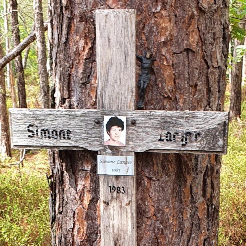 Simone Langer Mord Kreuz Fundort Leiche
An der Stelle, an der am 30. September 1983 ein Pilzsammler nahe Allersberg (Landkreis Roth) die Leiche von Simone Langer fand, erinnert noch immer ein Holzkreuz an das Mordopfer.
