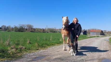 Die Merchingerin Anja Mayer findet immer wieder Hundekot im Futterheu ihres Pferdes. Verunreinigungen dieser Art sind ein großes Problem in der Landwirtschaft. Die junge Frau will darüber aufklären.