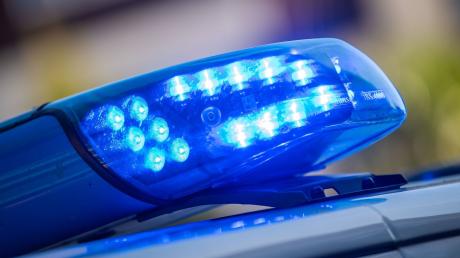 Einen Autofahrer, der sich bei Pähl unerlaubt vom Unfallort entfernt hat, sucht die Weilheimer Polizei.