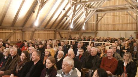 In der Tenne des sanierten Stadels fand die Eröffnung der Thierhaupter Mühlensaison statt. Fast 200 geladene Gäste nahmen daran teil.
