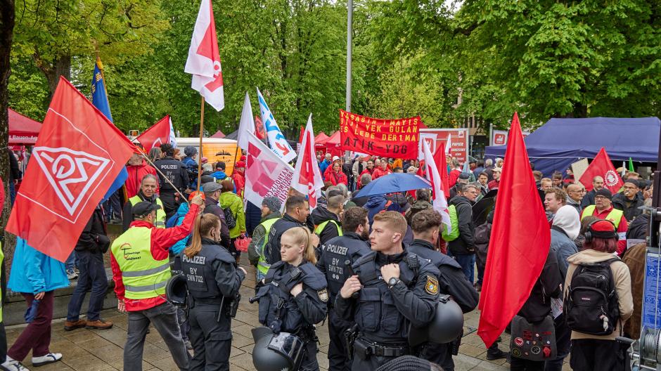 Der Blick zurück: ein großes Polizeiaufgebot war im Vorjahr bei der Maikundgebung am Königsplatz im Einsatz. 
