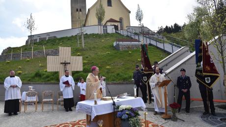 Weihbischof Florian Wörner (am Altar) und Pfarrer Thomas Kleinle beim Gottesdienst zur Einweihung des Kirchenhangs. Der instabil gewordene Hang wurde aufwendig stabilisiert.