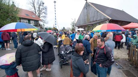 Regenschirme und warme Jacken prägten das Bild bei der Maifeier in Holzhausen.