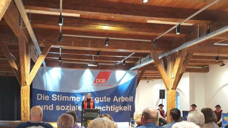 IG-Metall-Gewerkschaftssekretärin Juliane Deak aus Augsburg sprach im fast voll besetzten Schrannensaal zum Tag der Arbeit.