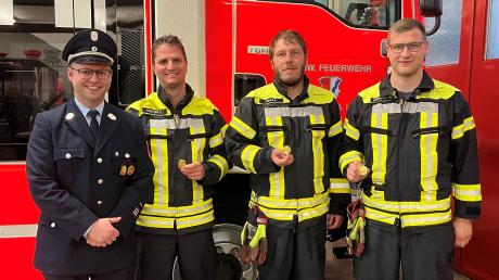 Das höchste Leistungsabzeichen erreichten (von rechts) Thomas Hörmann, Andreas Biele und Dominik Kratzer. Langweids Feuerwehrkommandant Christian Steiner (links) gratulierte zum Erfolg.