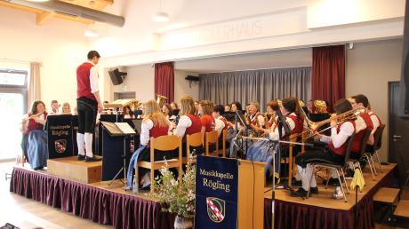 Die Musikkapelle Rögling glänzte beim Frühjahrskonzert im Röglinger Nadlerhaus. Es war ein bunt gemischtes Programm mit vielen Ohrwürmern.