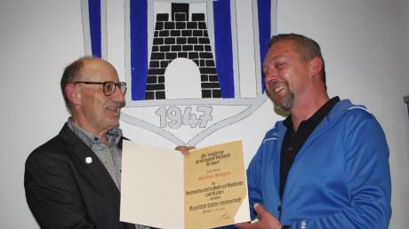 Gallus Ringler (links) übergab den Vorsitz der SpVgg Langerringen an Manuel Mayr und wurde mit der Verdiensturkunde des bayerischen Landessportverbandes ausgezeichnet.