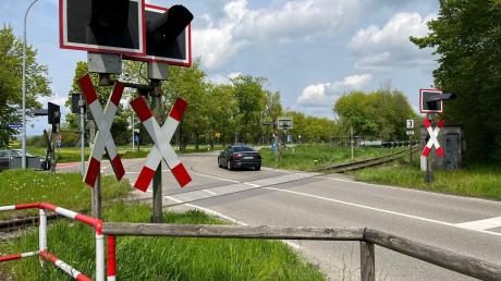 An diesem unbeschrankten Bahnübergang in Ingolstadt ist ein Unfall passiert.