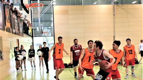 Cheerleader, Fans und ehrgeizige Sportler: All das gibt es bei der Basketball-Freizeitliga in Neu-Ulm.