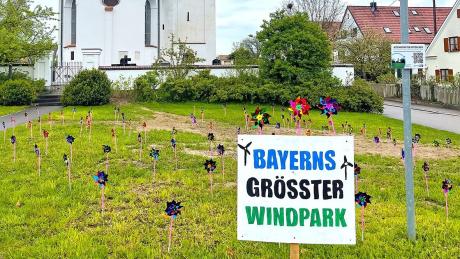 Hundert Spielzeugwindrädchen haben die Maiwichtel auf die Wiese vor der Baiershofener Pfarrkirche gepflanzt und so über Nacht "Bayerns größten Windpark" errichtet.
