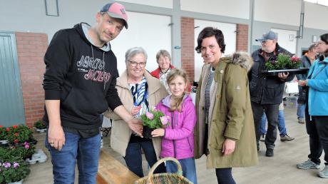 Sie hatten Losglück beim Gartenbauverein: Gärtnermeister Wolfgang Karmann überreichte einen Blumenstock.