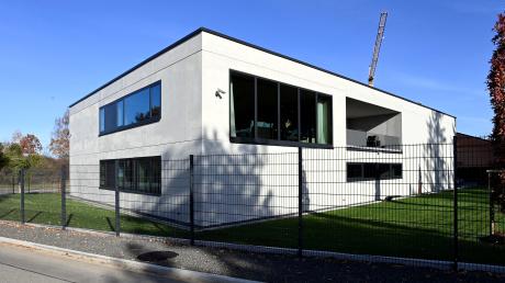 In Welden nahe Augsburg steht ein in seiner Art einzigartiges Bauwerk: Unten Kraftfahrzeug-Werkstatt, oben Wohnraum, umgesetzt mit dem innovativen Material Infraleichtbeton mit Recycling-Anteil. 