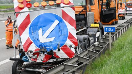 Unfall auf der A8 nahe Leipheim: Bei Kilometer 110,5 prallte ein Lastwagen in Fahrtrichtung Stuttgart ungebremst auf einen Sicherungsanhänger der Pansuevia. 