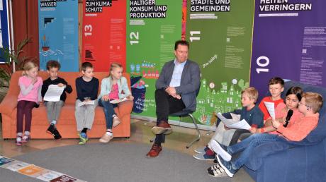 Klassensprecherinnen und Klassensprecher der Grundschule Illerberg richten an Bürgermeister Michael Neher unangenehme Fragen, etwa zum Klima- und Umweltschutz im Stadtgebiet Vöhringen.