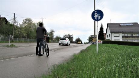 Ein Schild macht klar: Radfahrer müssen absteigen oder auf der Straße fahren. In Unterschöneberg sorgt das für Kopfschütteln.
