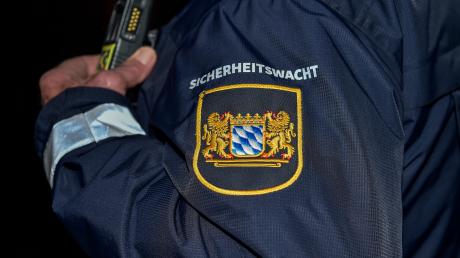Einen bereits seit einiger Zeit gesuchten Rollerfahrer haben Mitarbeiter der Sicherheitswacht von der Polizeiinspektion Zusmarshausen  am Mittwoch in Fischach gestellt. 