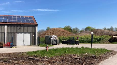 Große Berge an Brennstoffnachschub (Hackschnitzel) für das Biomasse-Heizkraftwerk lagern auf dem DRW-Gelände. Links im Bild ist auch die Photovoltaikanlage auf dem Versorgungszentrum Ursberg zu sehen.