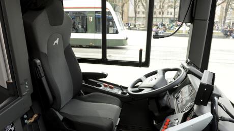 Bei den Stadtwerken herrscht Fahrermangel: Manche Führerstände von Bussen und Straßenbahnen können nicht mehr besetzt werden. 