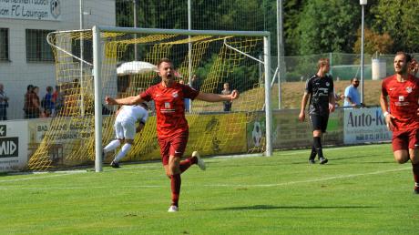 Pure Freude: Julian Riederle, Spielertrainer des TSV Offingen, hat soeben das Kopfball-Tor zum 1:1-Endstand in der Kreisliga-Partie beim FC Lauingen erzielt.