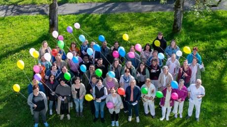Mitarbeiterinnen und Mitarbeiter des Seniorenzentrums St. Anna feiern den Tag der Pflege.