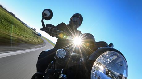 Am Amtsgericht in Landsberg muss sich ein Motorradfahrer wegen Nötigung und Beleidigung verantworten. 