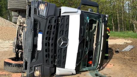 Ein Lkw ist im Buttenwiesener Gemeindeteil Oberthürheim umgestürzt. Den Schaden gibt die Polizei mit 40.000 Euro an. 