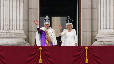 König Charles III. und Königin Camilla winken nach ihrer Krönungszeremonie vom Balkon des Buckingham-Palastes aus der Menge zu. Charles und Camilla sind zu König und Königin gekrönt worden – vor den Augen zahlreicher prominenter Gäste aus aller Welt.