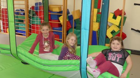 Die Hängematte im Motorik-Zentrum des Kindergartens Altenstadt war der Hit. Hier konnte man herrlich schaukeln, toben und Spaß haben. So wie Dorothea, Mia und Arya hier im Bild.