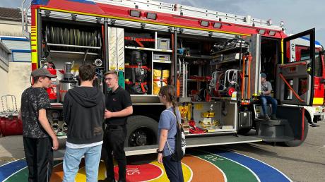 Das Einsatzfahrzeug der freiwilligen Feuerwehr rief großes Interesse bei Groß und Klein hervor.