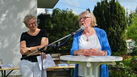 Marie Luise Krieg (links) freute sich über den interessanten Vortrag von Jutta Kapfer, die damit die Buchvorstellung bereicherte.