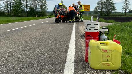 Bei einem Unfall bei Karlshuld wurde ein Motorradfahrer am Sonntagnachmittag schwer verletzt.